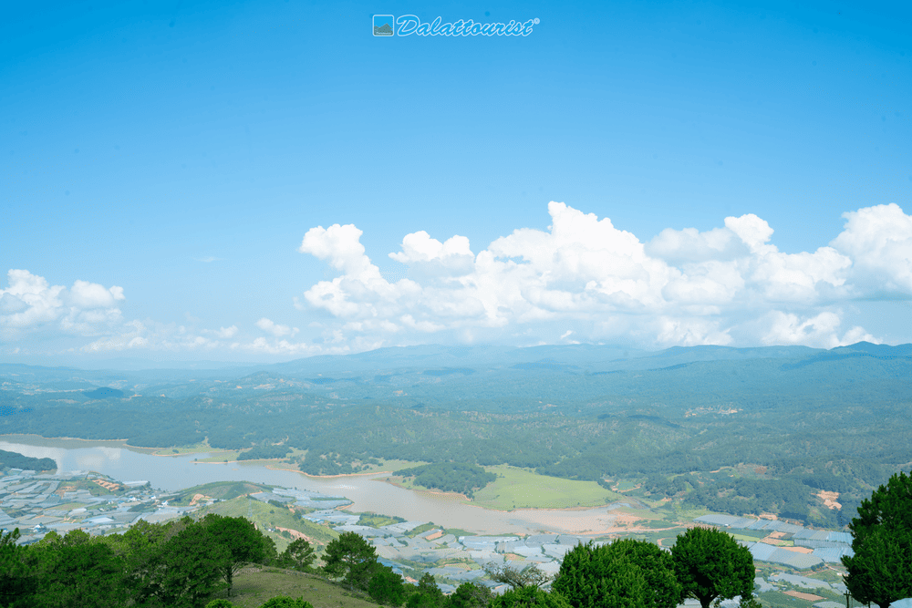 N&uacute;i Lang Biang l&agrave; n&oacute;c nh&agrave; của Đ&agrave; Lạt, mang đến khung cảnh thi&ecirc;n nhi&ecirc;n h&ugrave;ng vĩ v&agrave; tầm nh&igrave;n to&agrave;n th&agrave;nh phố (Nguồn: Khu Du Lịch LangBiang)